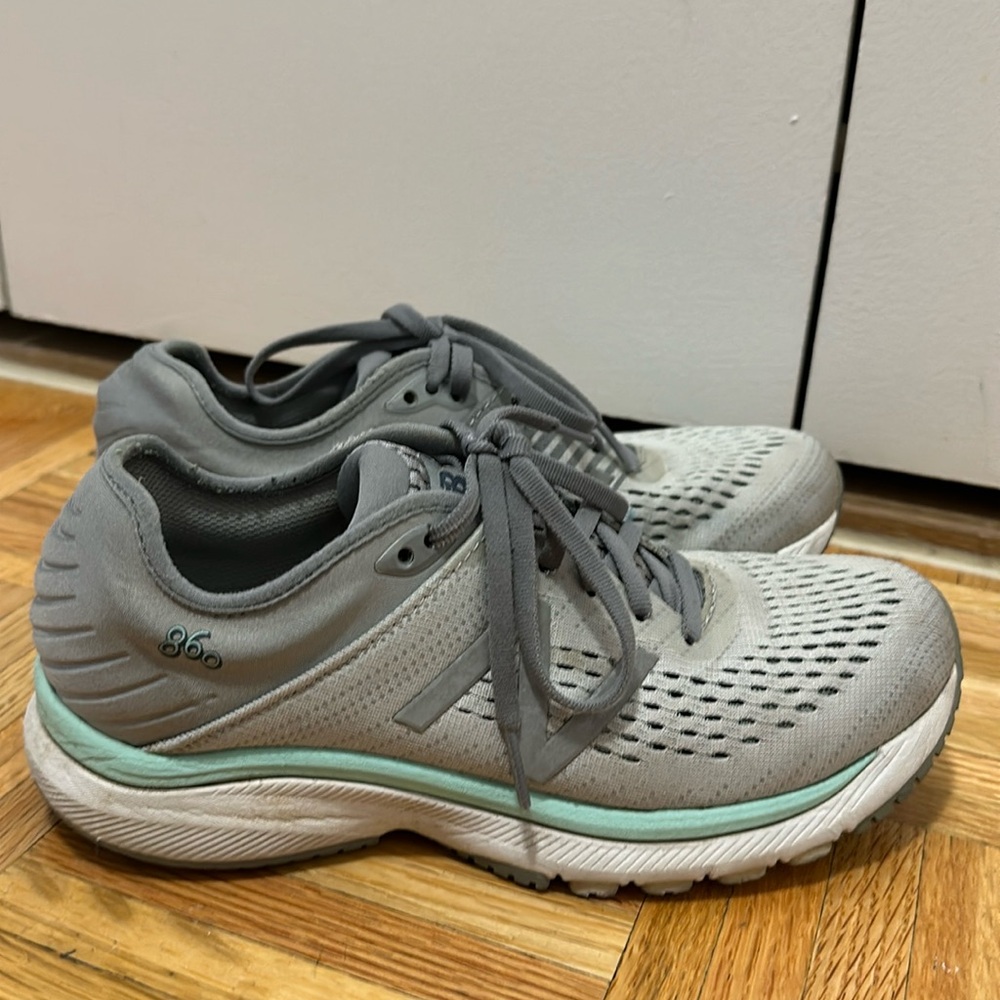 New Balance 860 Sneakers